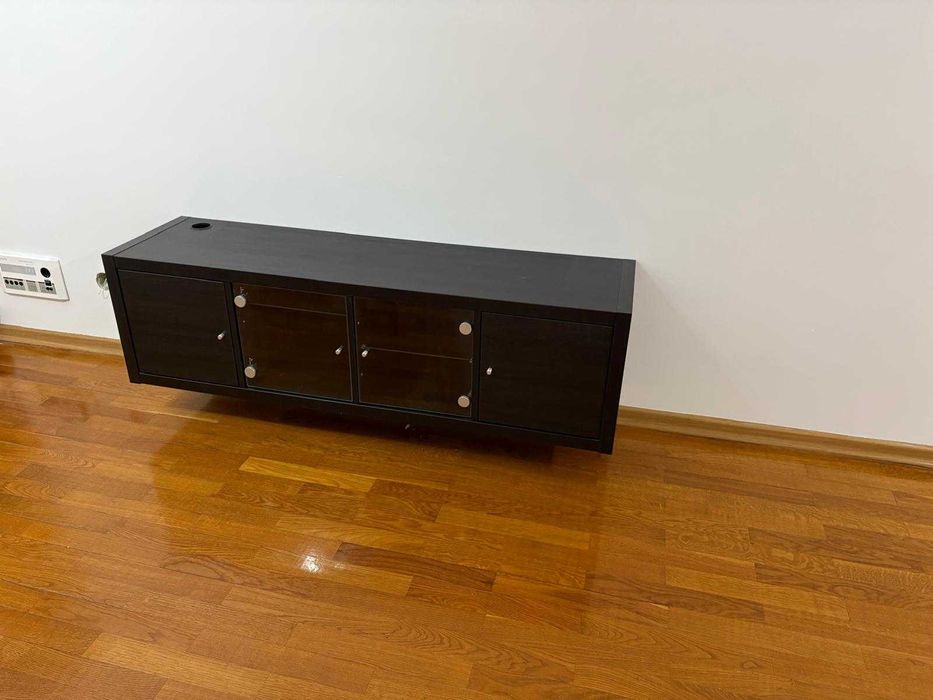 Mesa de TV suspensa