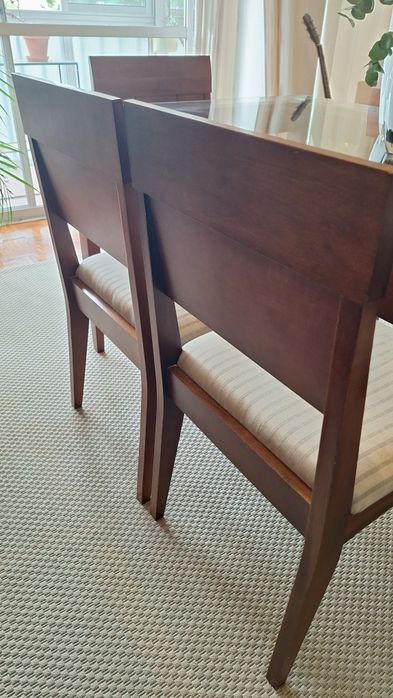 Mesa de jantar e cadeiras em madeira maciça e tampo de vidro