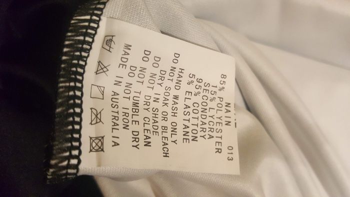 Sweat preta com capuz, tecido acetinado, NOVA