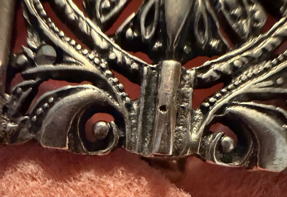 Pregadeira antiga em prata e pequenos pedaços em ouro.