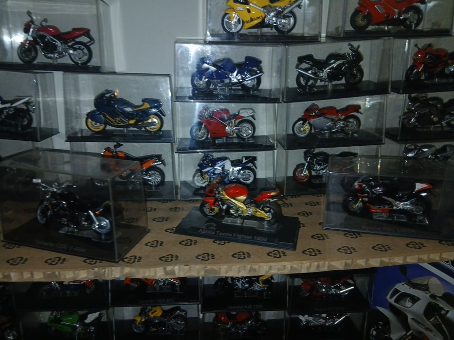 Colecao 50 motos minitura por 250 €