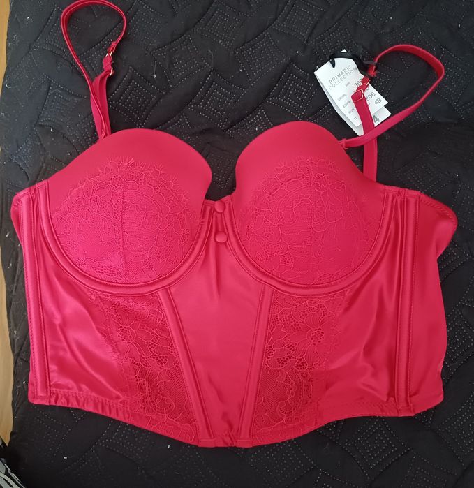 Corpete vermelho com etiqueta