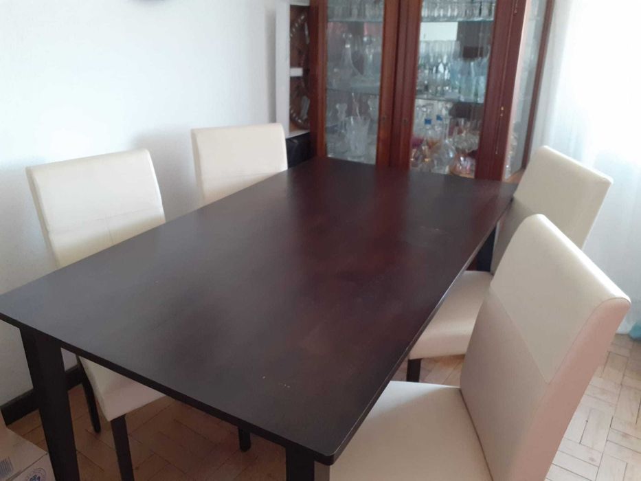 Mesa de sala com 4 cadeiras