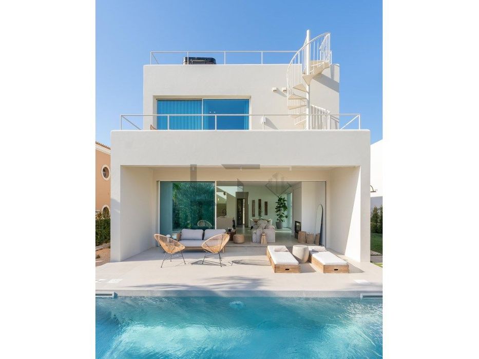 Villa de Luxo com 300 m2 com Piscina, para Venda em Faro, Algarve
