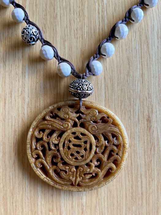 Colar SERENIDADE nude/castanho com medalhão