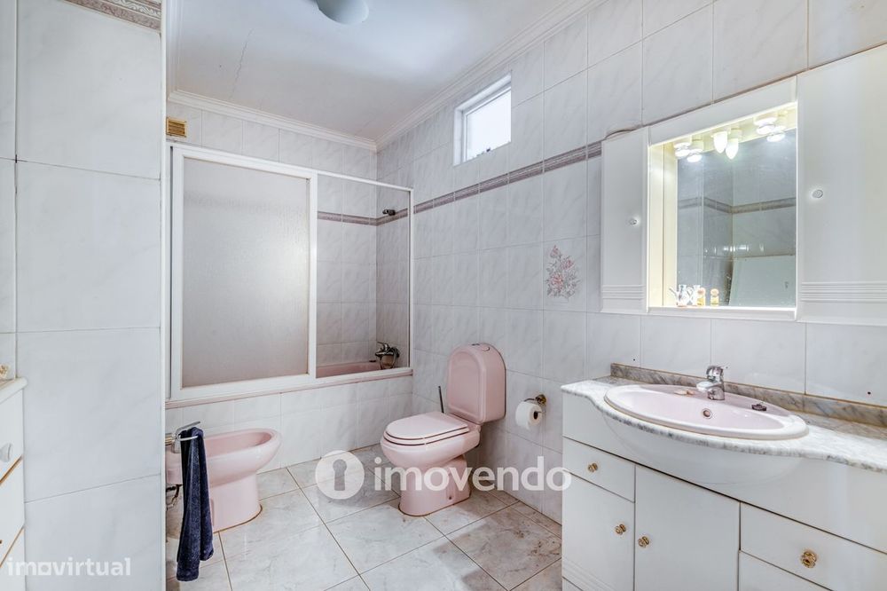 Moradia T4, com áreas amplas e jardim, em Faro