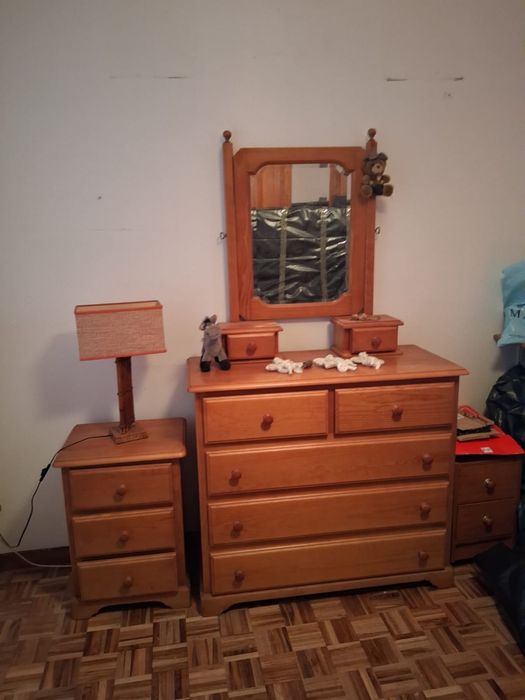 Cama,  mesa cabeceira, cómoda aparador,  toucador