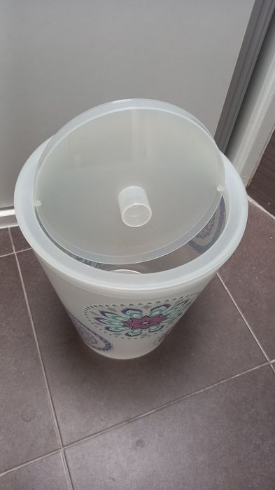 Caixote de lixo de plástico com tampa
