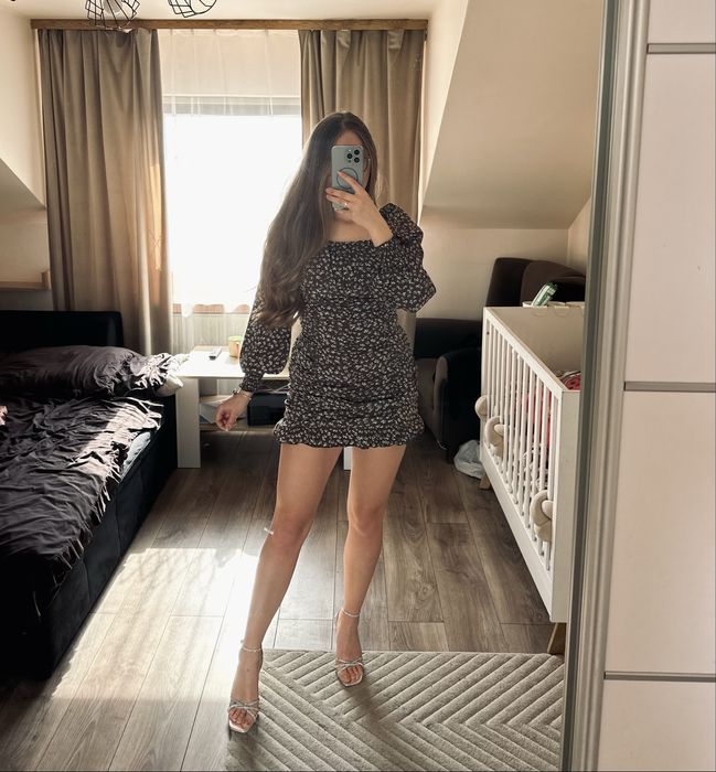 Sukienka z marszczeniami w kwiatki rozmiar M