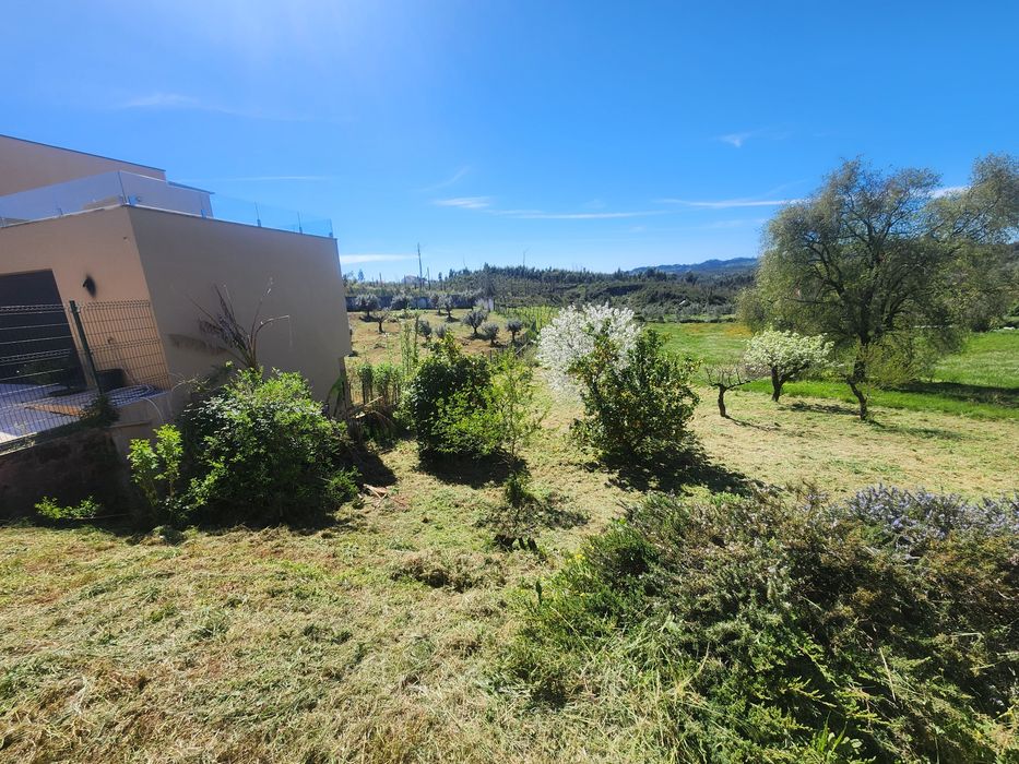 Serviço de limpeza de terrenos com roçadora