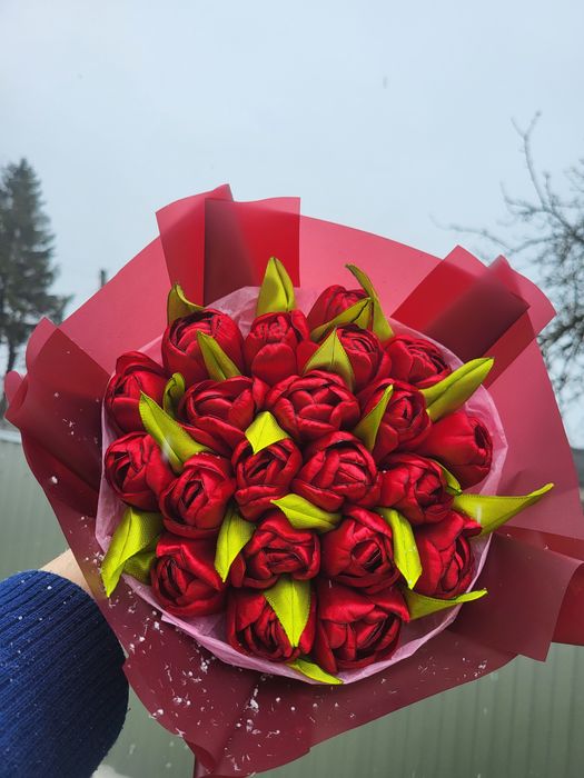 Букет з атласних тюльпанів