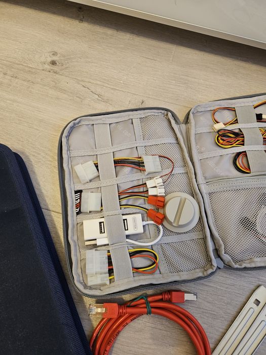Zestaw kabli do komputera + etui na płyty CD/DVD i na kable molex