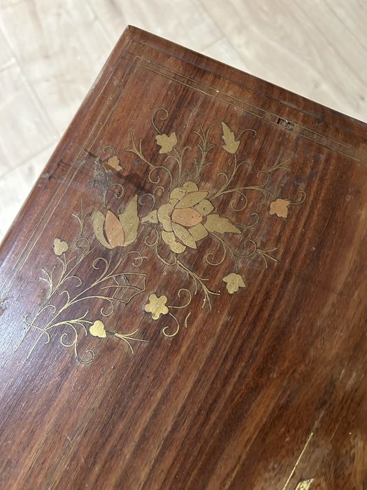 Unikatowy stolik pomocniczy Mid-Century – lite drewno, ręczna inkrustacja mosiądzem