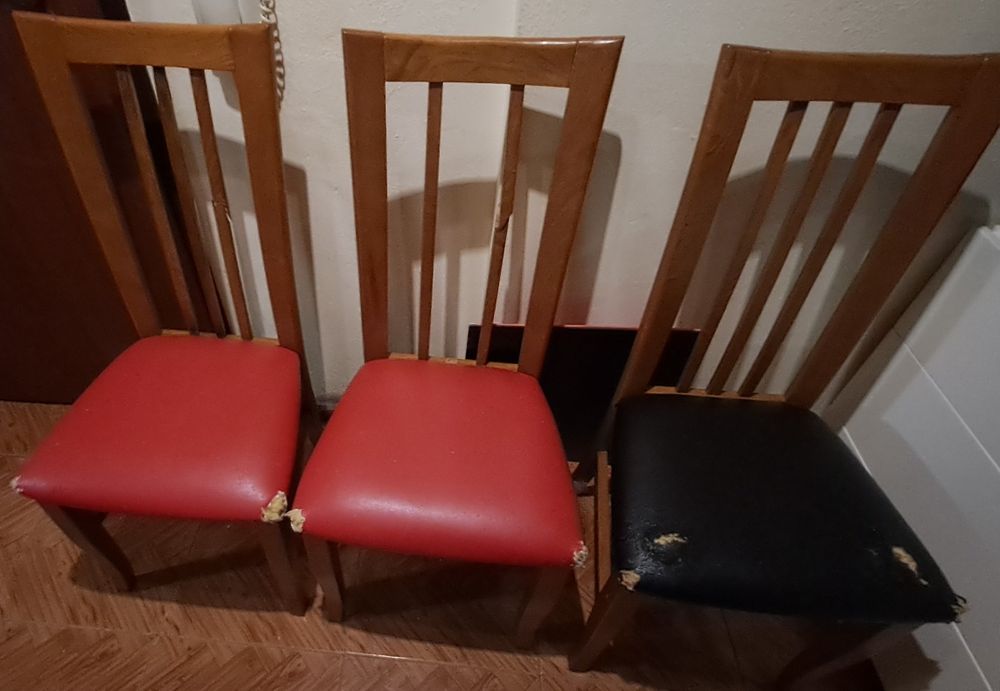 Mesa de Jantar de Madeira Rústica. Oferta de 3 Cadeiras