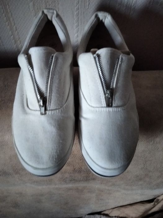 Продам кросівки білого кольору.