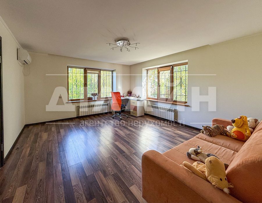 Гарний будинок на Правому 350 м2 , 16 сот