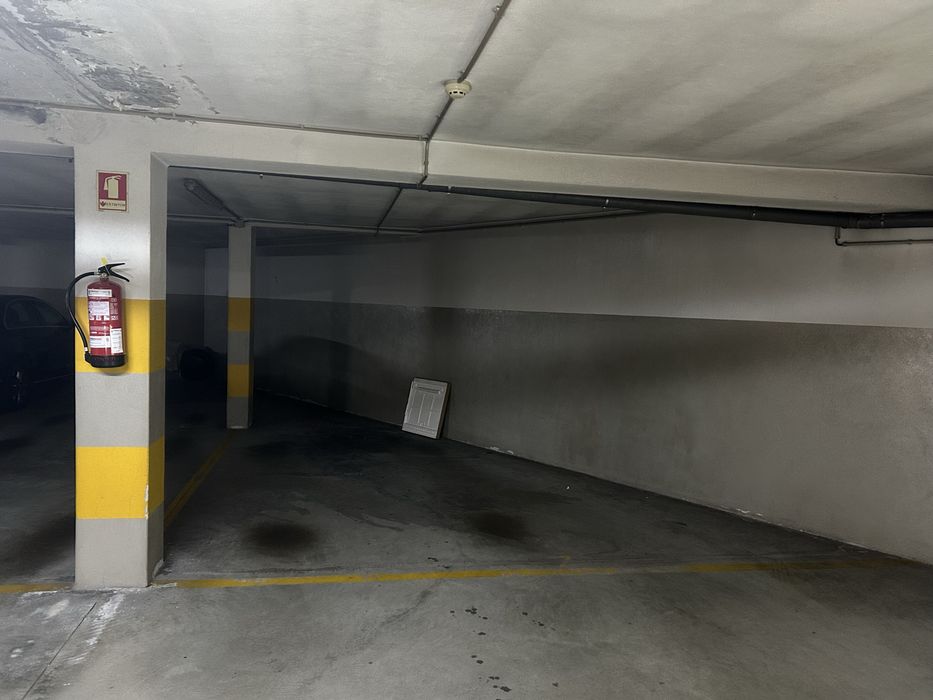 Lugar de Garagem para arrendamento (Externato das Escravas)