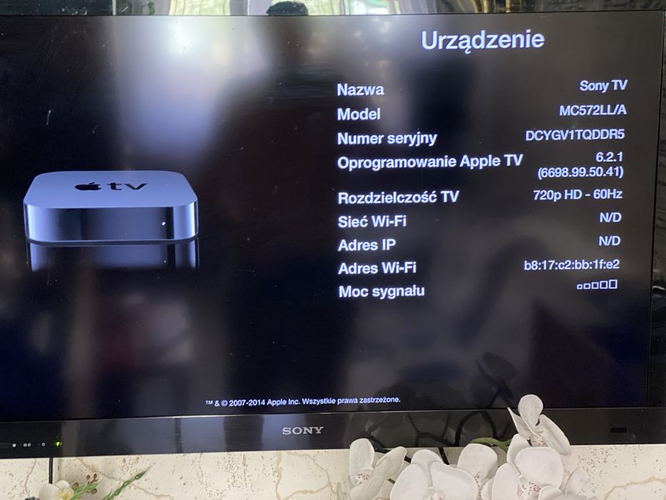 Apple TV  z pilotem i kablami