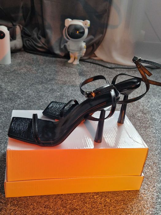 Стильні босоніжки