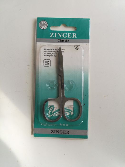 Маникюрные ножницы.