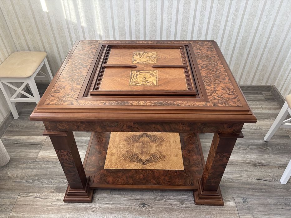 Стіл для гри в шахи і нарди