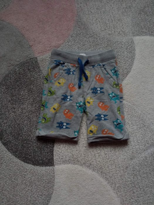 Szare krótkie spodenki dresowe w kolorowe stworki r. 110-116, 4-5 lat