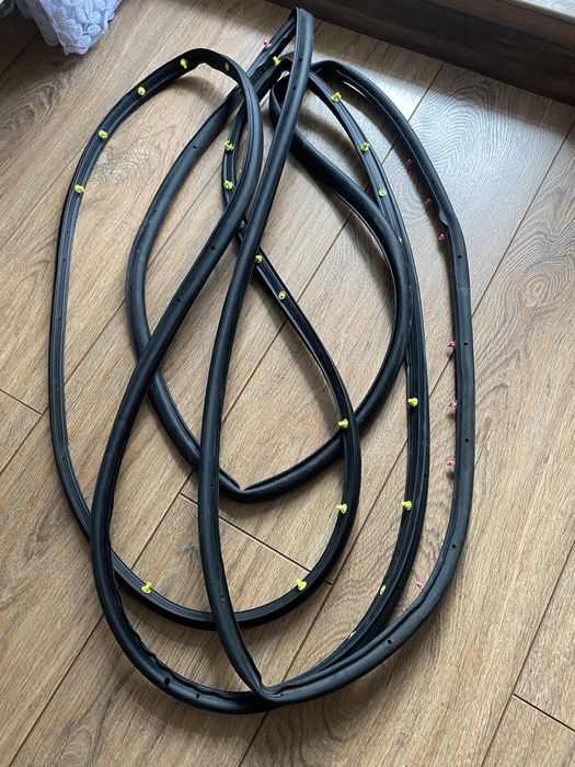 Ущільнювач дверей Ford Mustang MACH-E 2023 . (б/у)