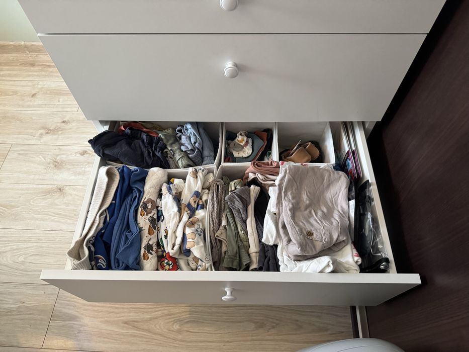 Przewijak z szufladami i półkami bocznymi