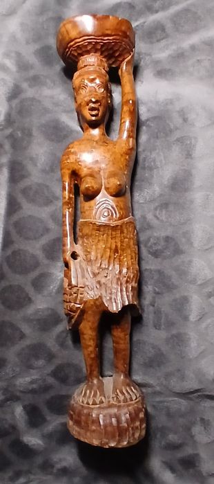 Estatueta de madeira