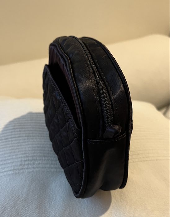 Estojo preto acolchoado