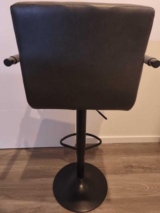 Mesa/balcão em pinho com conjunto de 6 Cadeiras pé alto