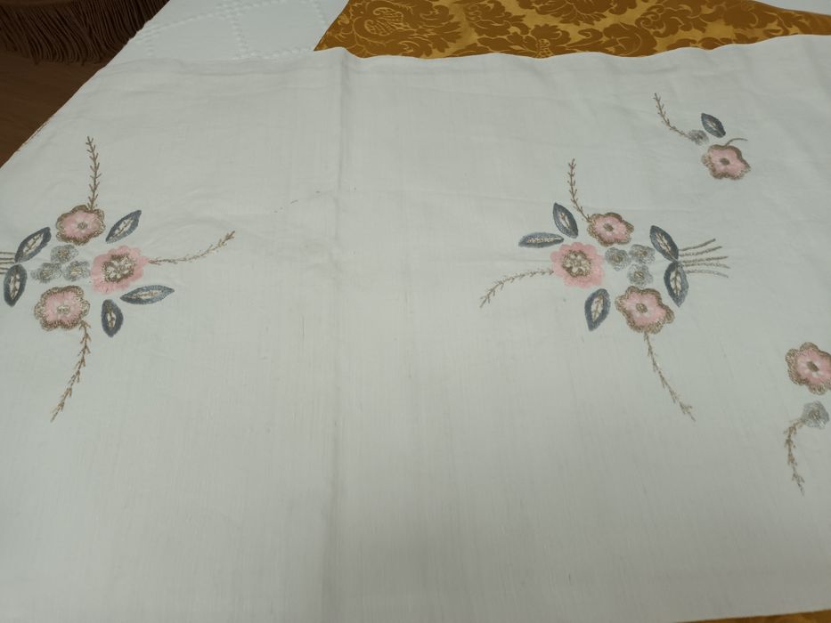 2 Panos de Sala em Linho caseiro, bordados à mão,  lindíssimos.