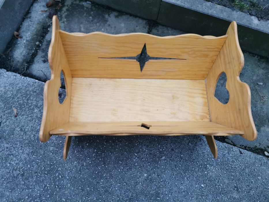 Drewniana kołyska dziecięca