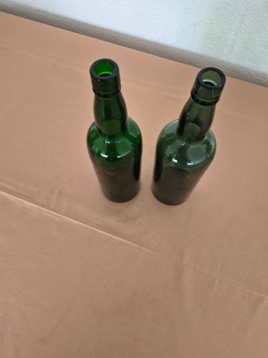 2000 garrafas de vinho em vidro verde, 0,15 cêntimos cada uma.  2000 bottles of wine in green glass, 0,15 cents each.