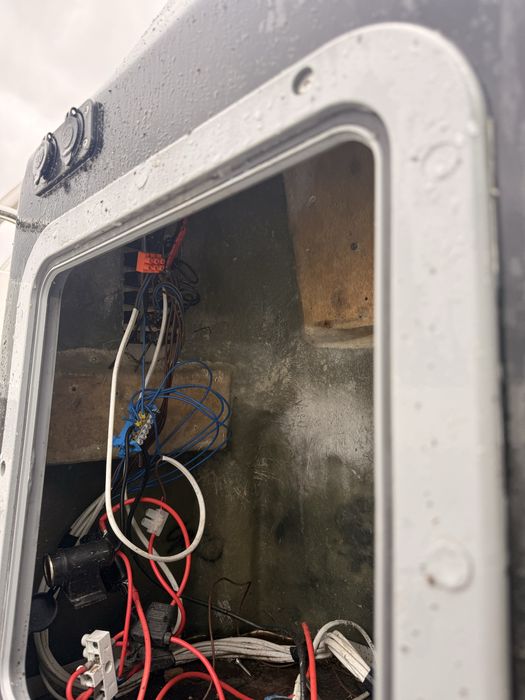 Łódź wędkatska bez napędu z instalacja