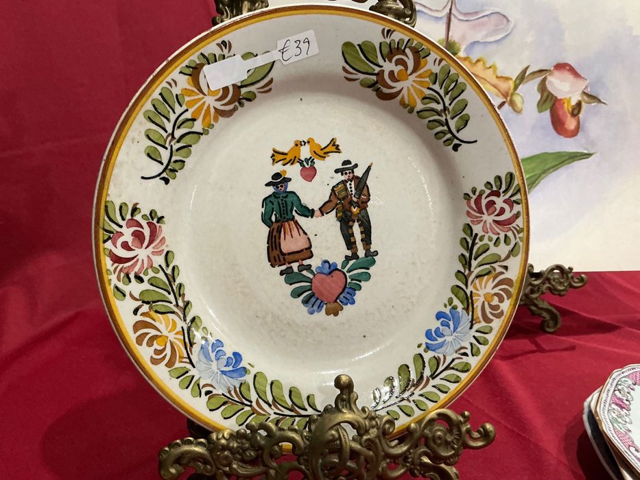 Prato porcelana com 23 cm.    Anúncios abaixo