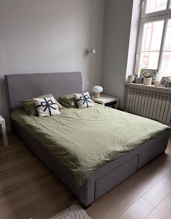 Sprzedam łóżko Beliani 160x200cm, szare, 4 szuflady.