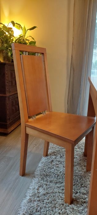 Mesa de sala com 4 cadeiras. Madeira. Muito Bom.