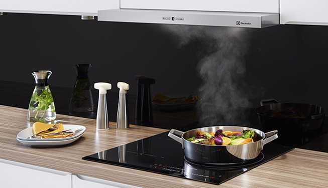 Electrolux EFC226R Okap kominowy z oświetleniem LED 60 cm