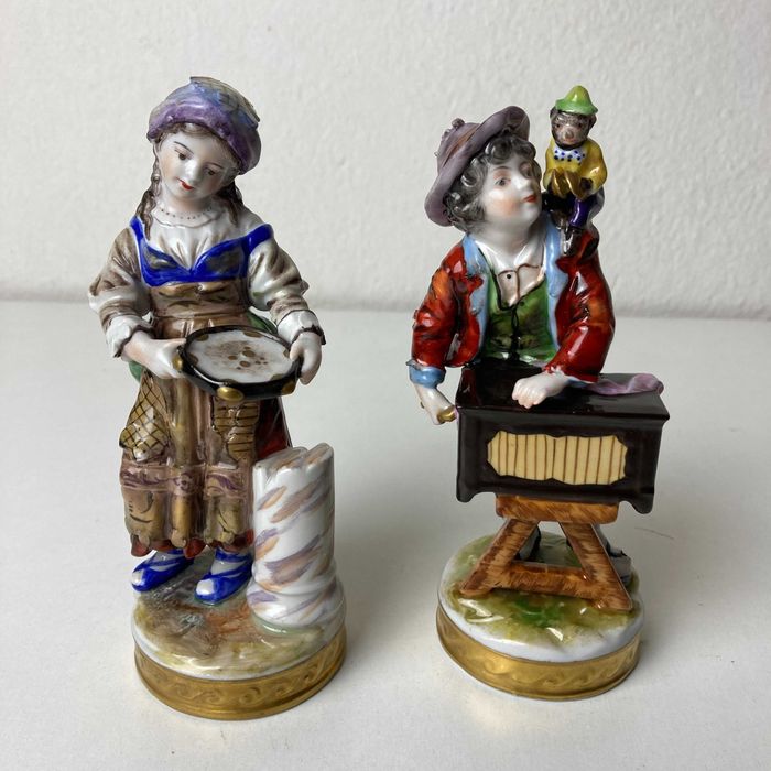 Par de Figuras Porcelana Volkstedt Alemanha Século XIX Menino e Menina