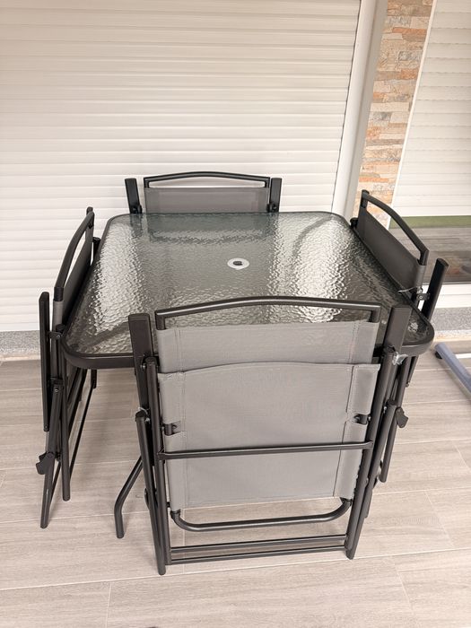 Mesa com tampo de vidro e guarda  sol