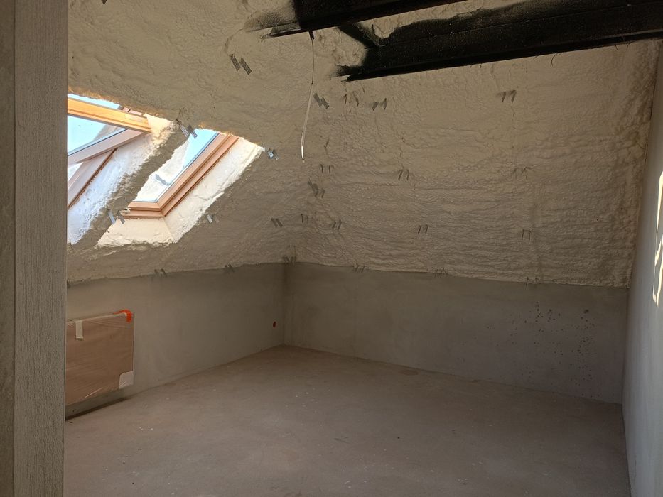 Izolacje natryskowe piana pur ocieplenie poddasza