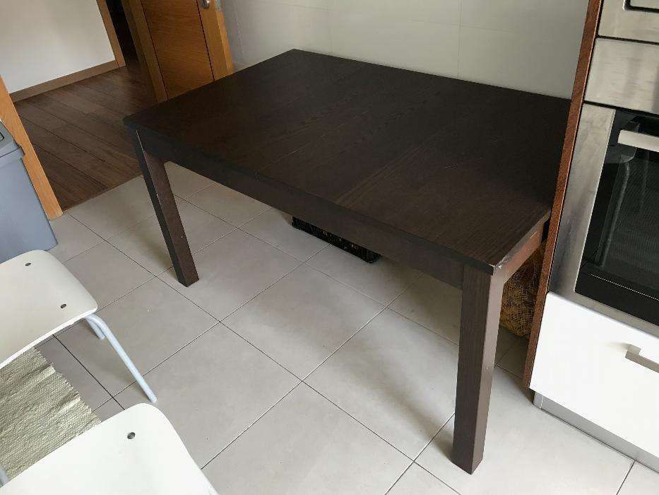Mesa do IKEA com danos na zona superior (lascada)