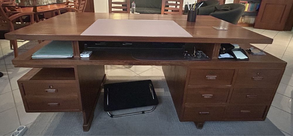 Secretária original de madeira folheada a mutene