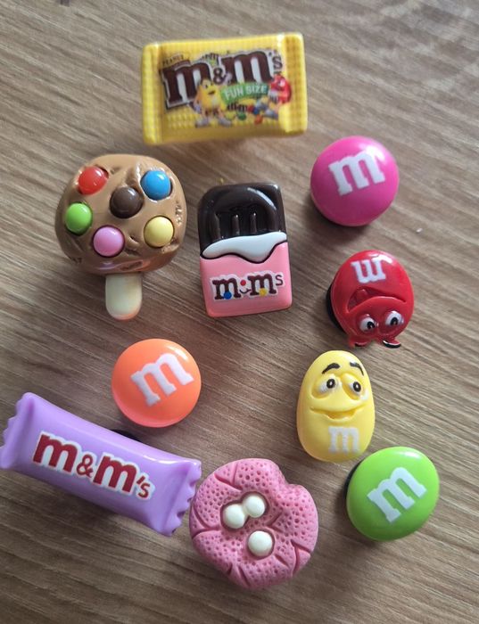 Przypinki do crocks piny ozdoby do butów m&m