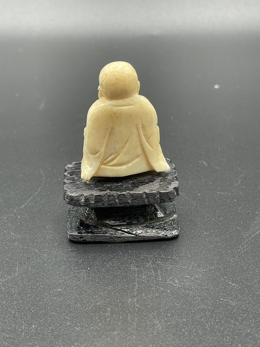Buda em material nobre