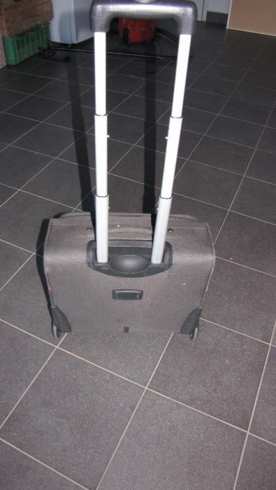 Walizka kabinowa na kółkach