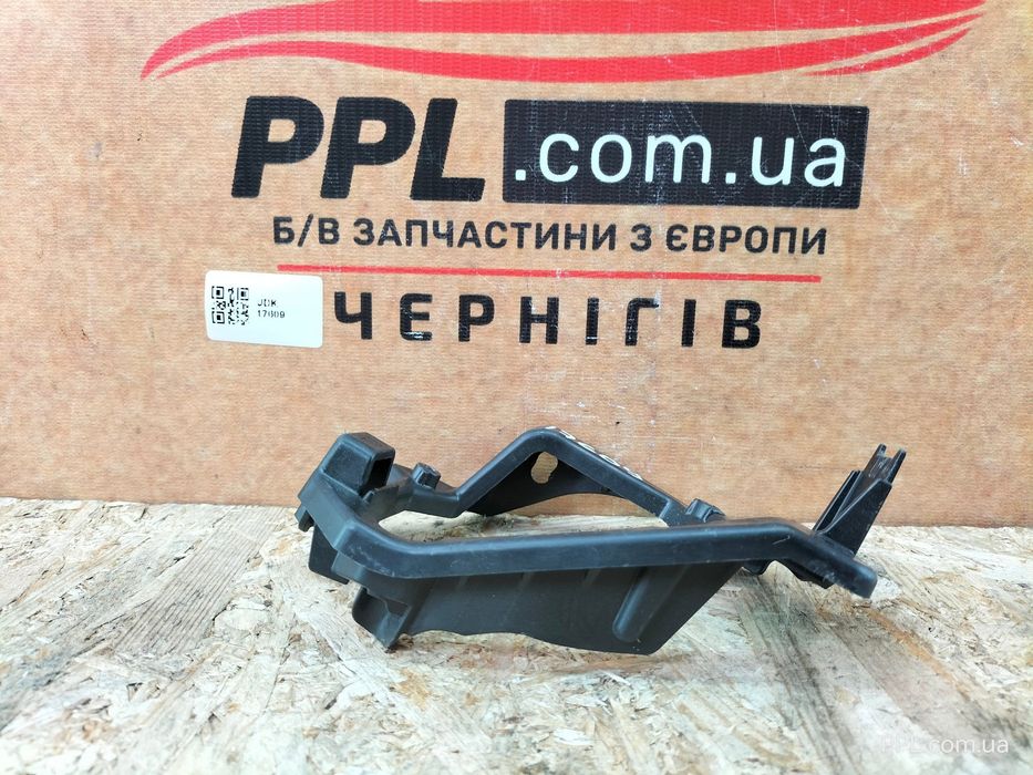 Toyota RAV4 V 18- кронштейн крепление туманки правой 81481-42060