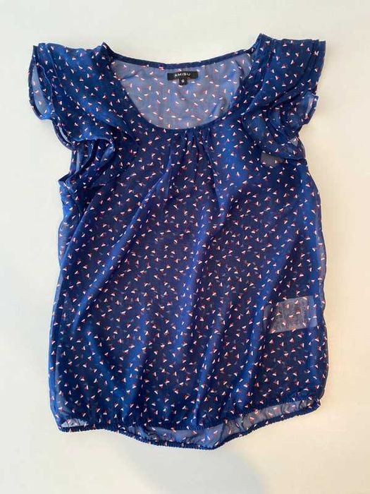 Blusa azul com detalhes brancos e vermelhos, marca AMISU, tamanho S.