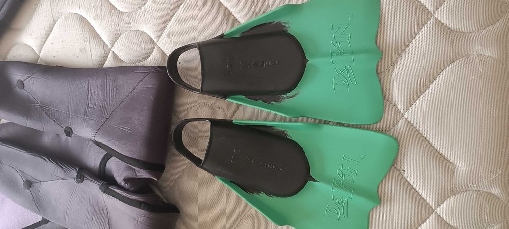 Fato de surf, pés de pato e pranchas de body surf